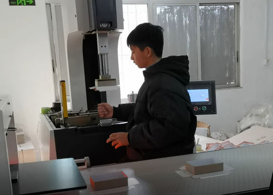 Máy đóng gói điện thoại di động cứng bán tự động cũng có thể làm hộp mỹ phẩm