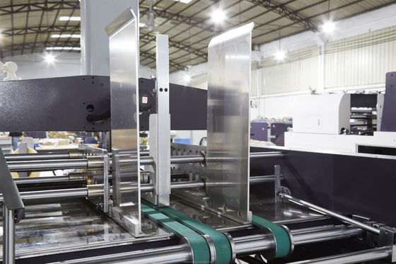 Máy dán góc hộp nước hoa 920kg Máy dán thùng carton