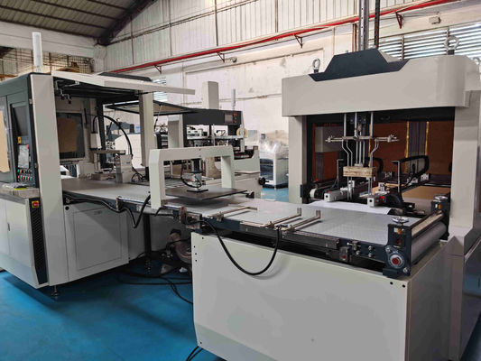 Máy làm hộp khăn quàng cổ và máy làm hộp bìa cứng với tốc độ 25 chiếc / phút và hệ thống định vị trực quan