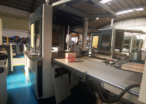 Máy dán giấy tự động để định vị hộp bên trong và là một trong những bước để làm hộp cứng