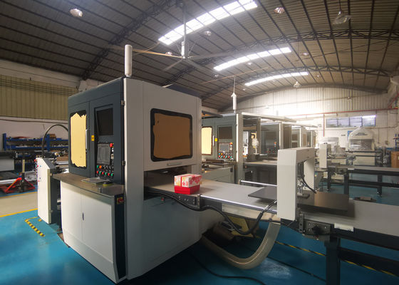 Máy dán giấy tự động để định vị hộp bên trong và là một trong những bước để làm hộp cứng