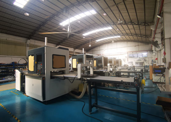 Máy dán giấy tự động để định vị hộp bên trong và là một trong những bước để làm hộp cứng